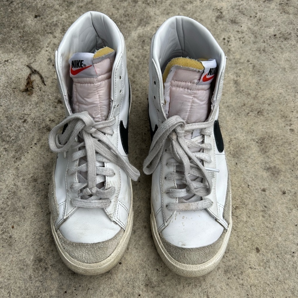 Nike black & white Blazer Mid ‘77, size 9.5 (41)